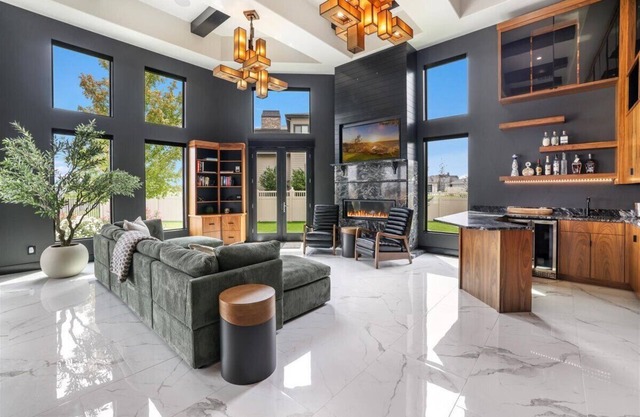 Tranquil and Dramatic house on the Rim of the Snake River Canyon