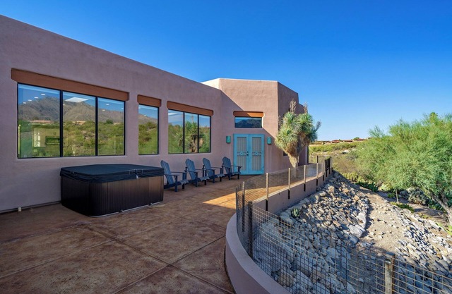 Tranquil and Luxurious Guesthouse near hikes and trails in Tucson with Hot tub