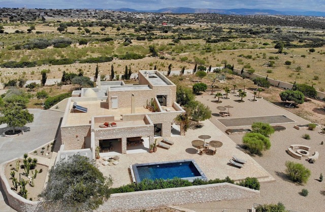 Tranquil and private home set in the countryside, 10 minutes walk from the beach