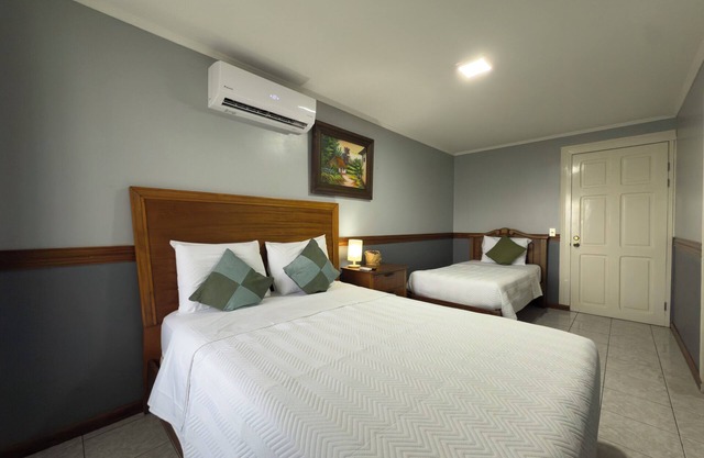 Tranquil bed & breakfast with AC in Alajuela. Near International Airport, 15 min