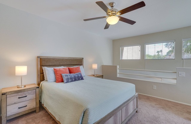 Tranquil & bright loft-style townhouse near Sabino Canyon!