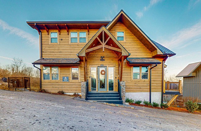 Tranquil cabin w/indoor pool, hot tub, woodland views + free attraction tickets