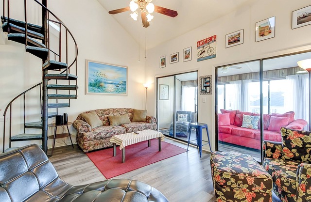 Tranquil coastal condo with 2 pools & enclosed porch - near golf & beaches