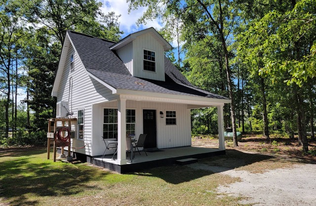 Tranquil Cottage Escape - Enjoy Modern Comforts in a Serene Woodland Setting