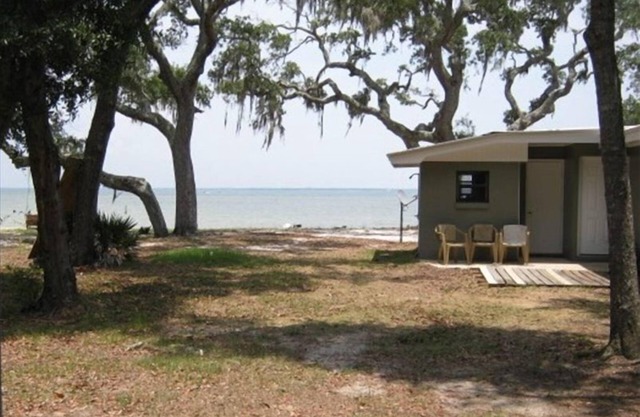 Tranquil Cozy One Bedroom Waterfront House