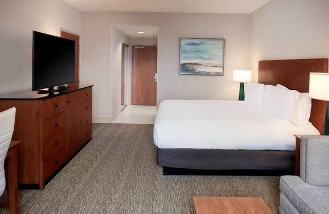 Tranquil Cpuples Oasis near Beaches | Infinity Pool, Waterfront Dining