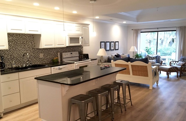 Tranquil Escape, Beautiful Lagoon View & Community Pool!