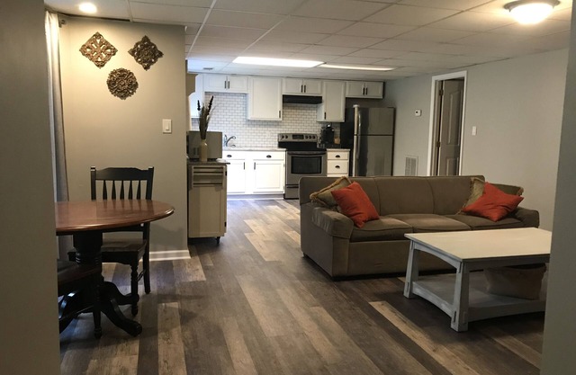 Tranquil Escape~Modern 1BD Suite on Greenway