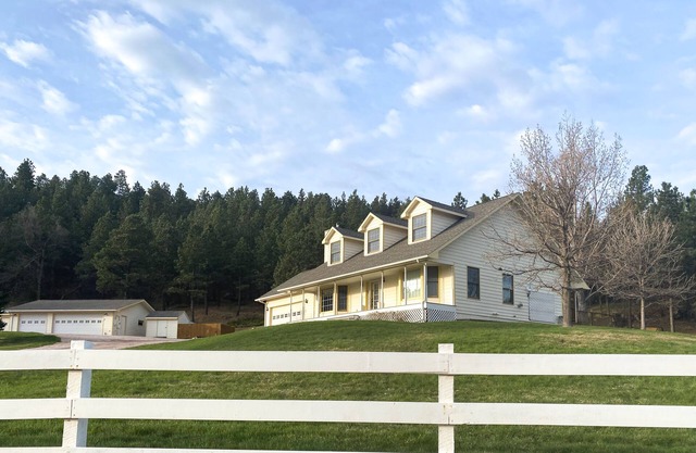 Tranquil house with fireplace, hot tub, foosball table, jetted tub, & patio