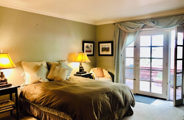 TRANQUIL MASTER SUITE studio with PRIVATE ENTRANCE in charming Fairfax