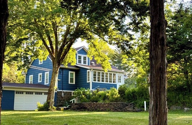 Tranquil, private country paradise 4 family & friends: hot tub, fireplace, pets