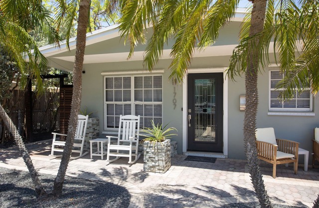 Tranquil Retreat by the Beach-4 bedroom 3 bath home w/private pool, parking