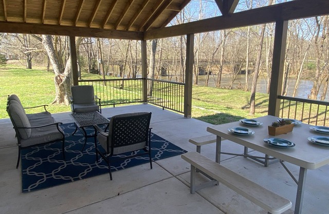 Tranquil Riverside Retreat: 10 Minutes from Downtown Huntsville
