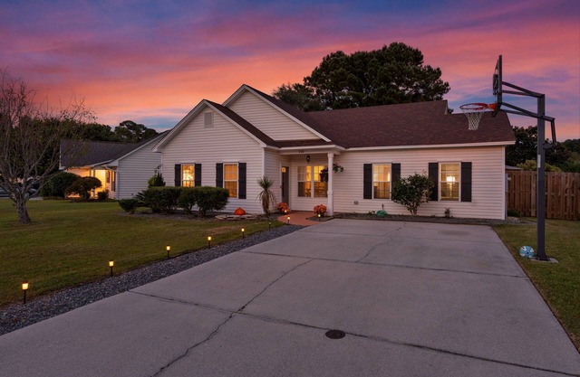 Tranquil & Spacious 5BR Oasis: Glamping Pit+Outdoor Lounge: Ironman Special!