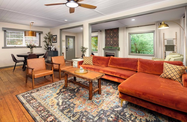 Tranquil & Stylish: Wineries, Hiking, 5min to Town, Hot Tub, Firepit, King bed