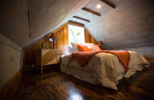 Tranquil Treehouse Cottage, King Bed, River View