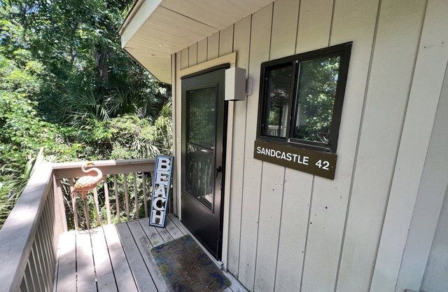Tranquil Two-Bed Bungalow in Sea Pines – Walk to the Beach & Pool, Pet Friendly