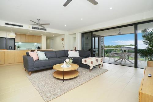 Tranquil Waterfront Lagoon Views BBQ & Cafes