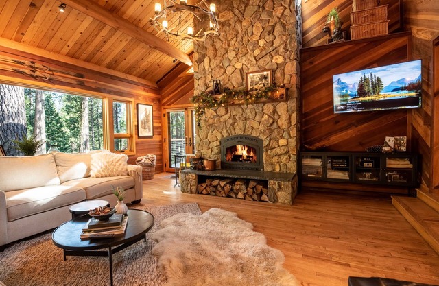 Tranquility Luxury Lodge w/AC & Pool Access!