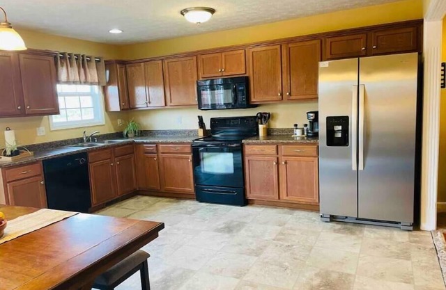 Tranquility @ Twin Lakes ~ Minutes to Knox! 3 Bedroom/2 Bath, 3 TVs