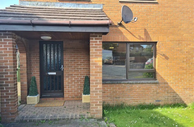 TRAVEL HOST 3 BEDROOM HOUSE WITH FREE PARKING