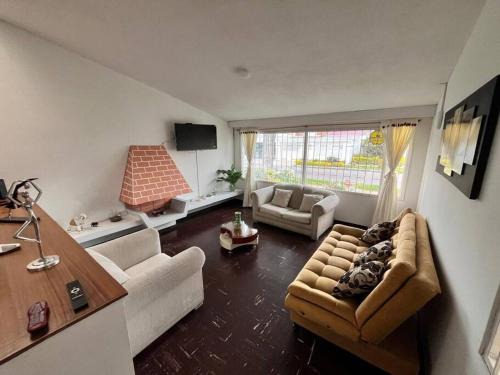 travelers house 5 minutes close to the airport