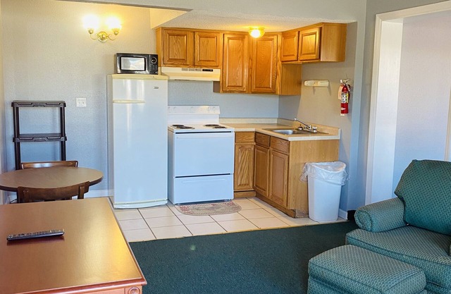 Travelers Place Inn & Suites