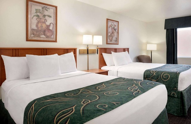 Travelodge by Wyndham Clinton Valley West Court