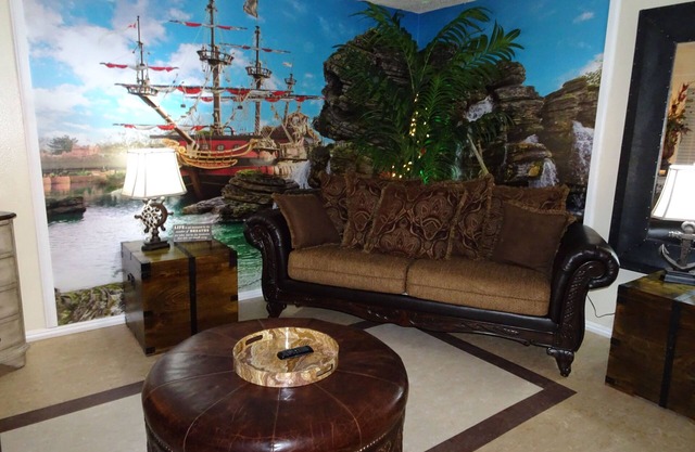 Treasure Island 2 Br Home, Garage, fenced in front yard, pet door, Wi-Fi