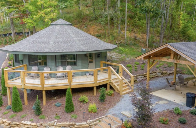 Tree House 2 at Springdale: Golf and Pool Access!