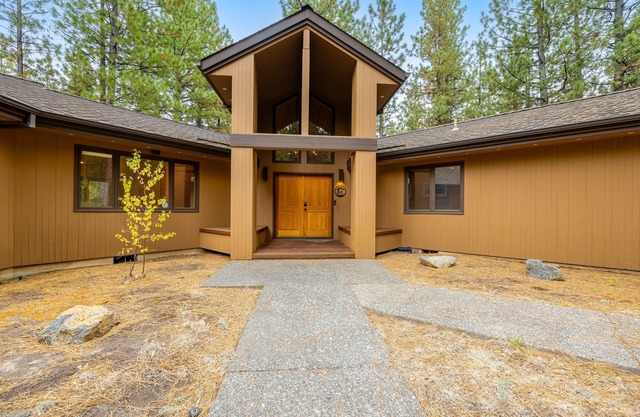 Tree-lined home with private hot tub, 7 pools, 14 tennis courts, golf, gym, AC