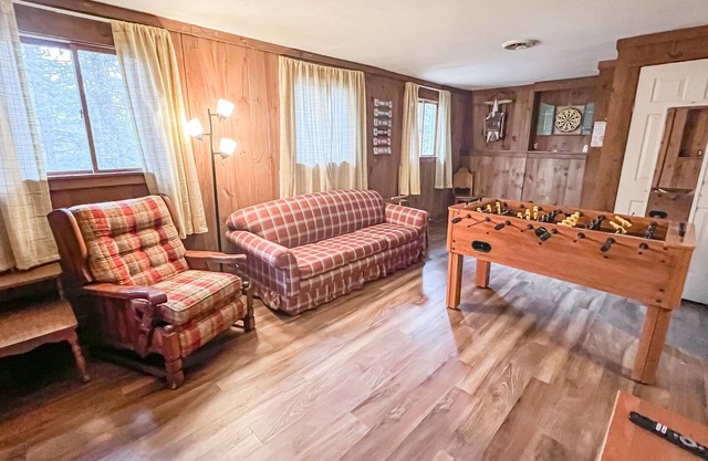 Tree-surrounded home with wood stove, spacious deck, gas grill - close to trails