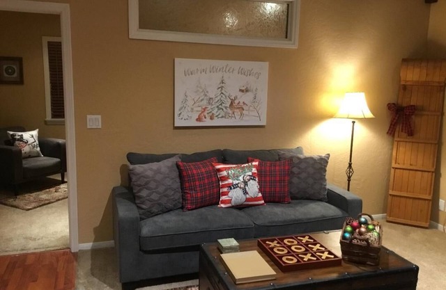 Tree Top Cottage- Romantic HOT TUB WiFi Pets 125.00/165.00