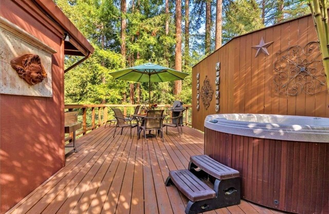 TreeFort~Bright & Inviting Forest Cabin! Smarthome! EV Charger!HtTb,Decks,Pup
