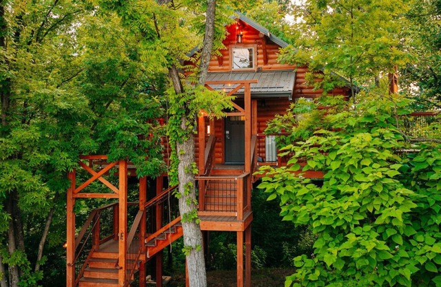 Treehouse Getaway with Hot Tub @ Cricket Hill