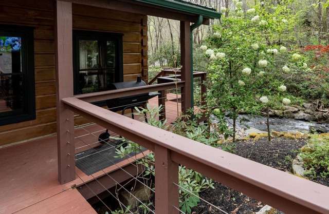 Treehouse- Pet Friendly, Luxury Log Cabin Rental on Creek, Fly-fishing, Hot Tub, Rafting-Nantahala NC