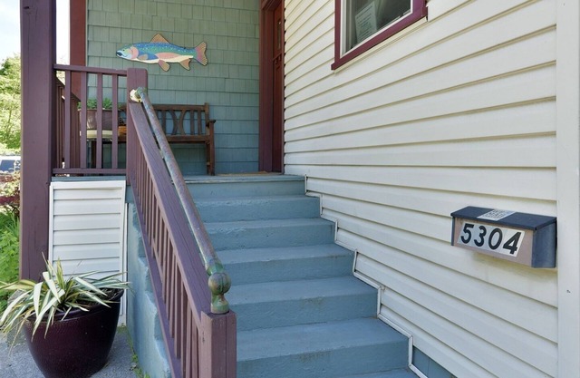 TreeTop Cottage in the trees overlooking the river