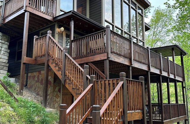 Treetop Haven, Luxury 3BD/6BTH cabin, Private Indoor Pool, Game Room, Views
