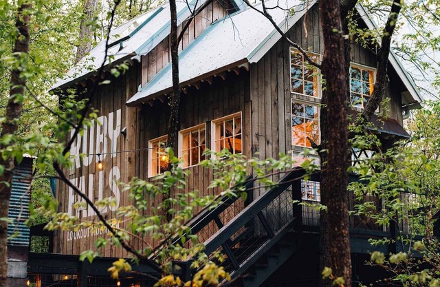 Treetop Hideaways: Redbud Treehouse in Chattanooga