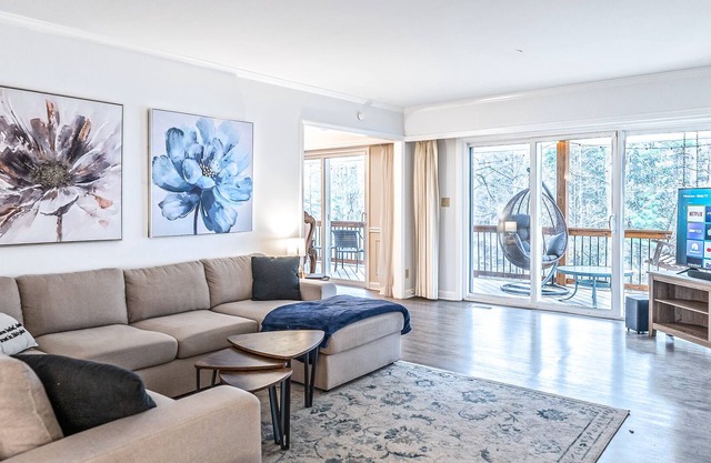 Treetops by ARRAY | 3 King + 3 Queen | 7 Acres | Private Pond