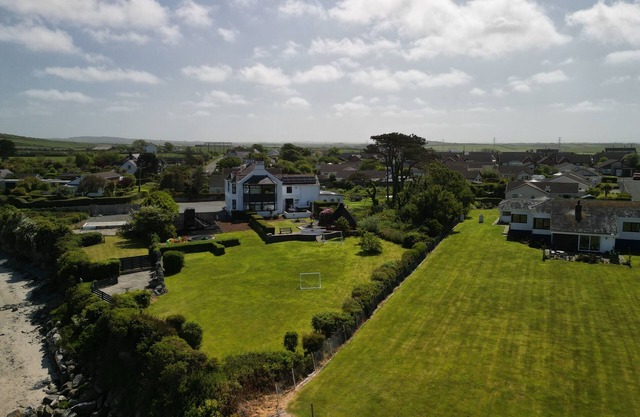 Trefonen House- Beachfront with hot tub & BBQ hut