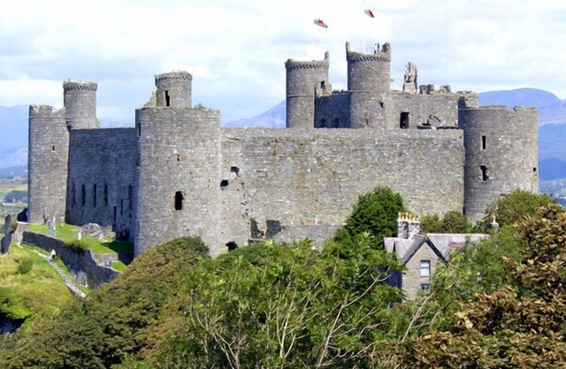 TREM Y MOR, family friendly, with a garden in Llanfair