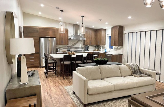 Trendy 2-bedroom townhouse next to Road America