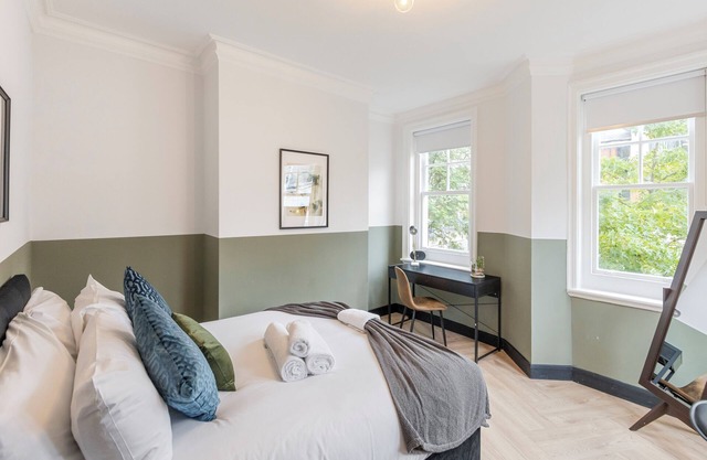 Trendy 3-Bedroom Hackney Pad