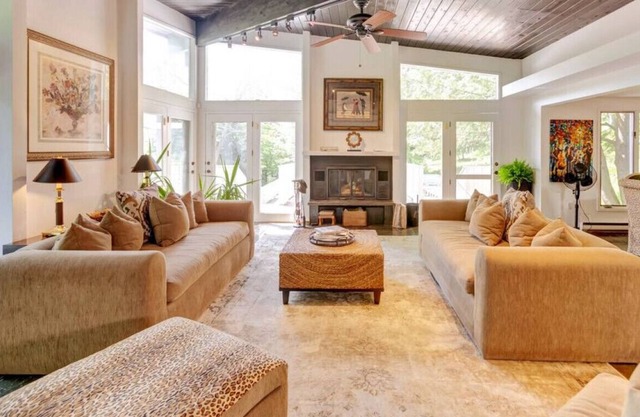 Trendy Contemporary Vibe Private Pool and Hot Tub