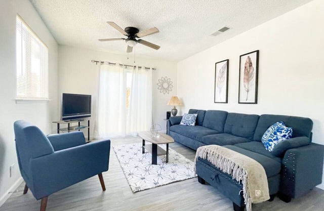 Trendy Ivy 2-bedroom Apartment near DT Coalinga
