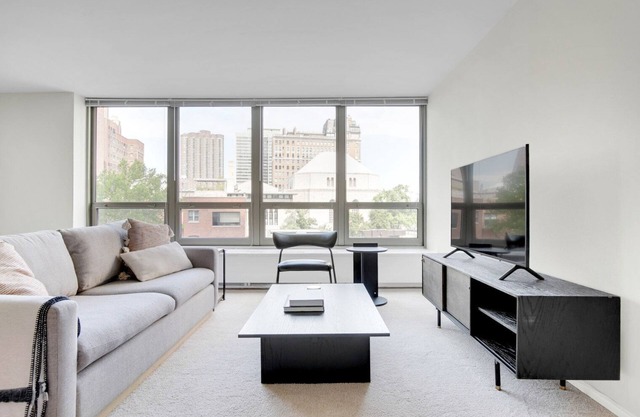 Trendy Lakeview 1BR w/Deck, Pool & Gym, nr Lincoln Park, by Blueground