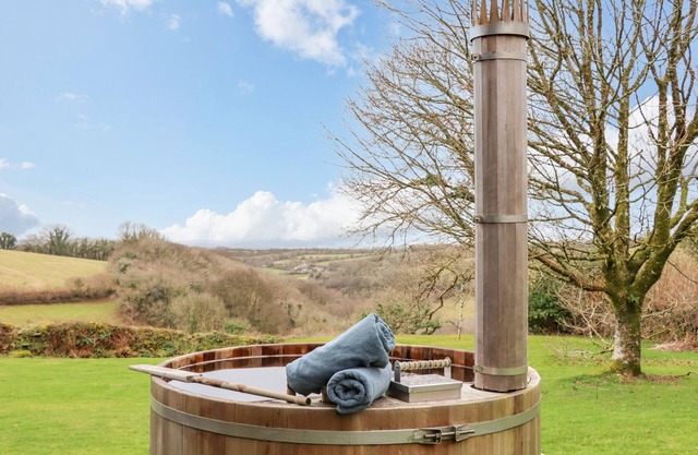 TREVEDDOE FARMHOUSE, pet friendly, with hot tub in Bodmin Moor