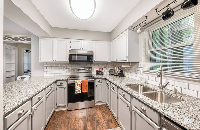 Tri level Home w/basement & turf yard 15 min from DT Raleigh