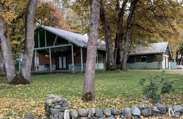 Trinity Alps & Lake Family Chalet with Game Room